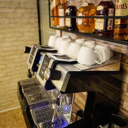 Aura Boutique Hotel バトゥーミ エクステリア 写真