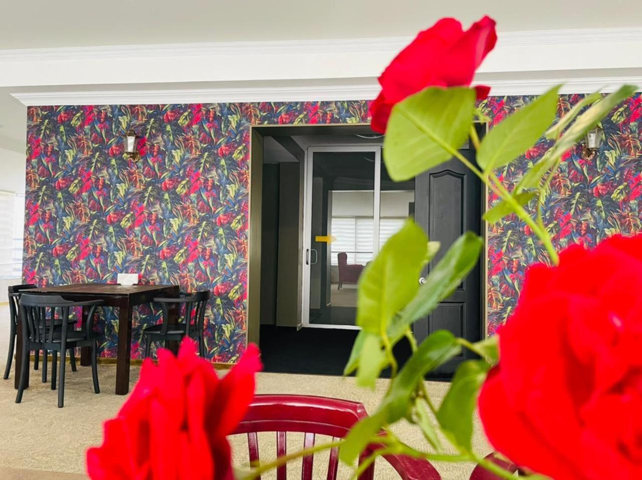 Aura Boutique Hotel バトゥーミ エクステリア 写真