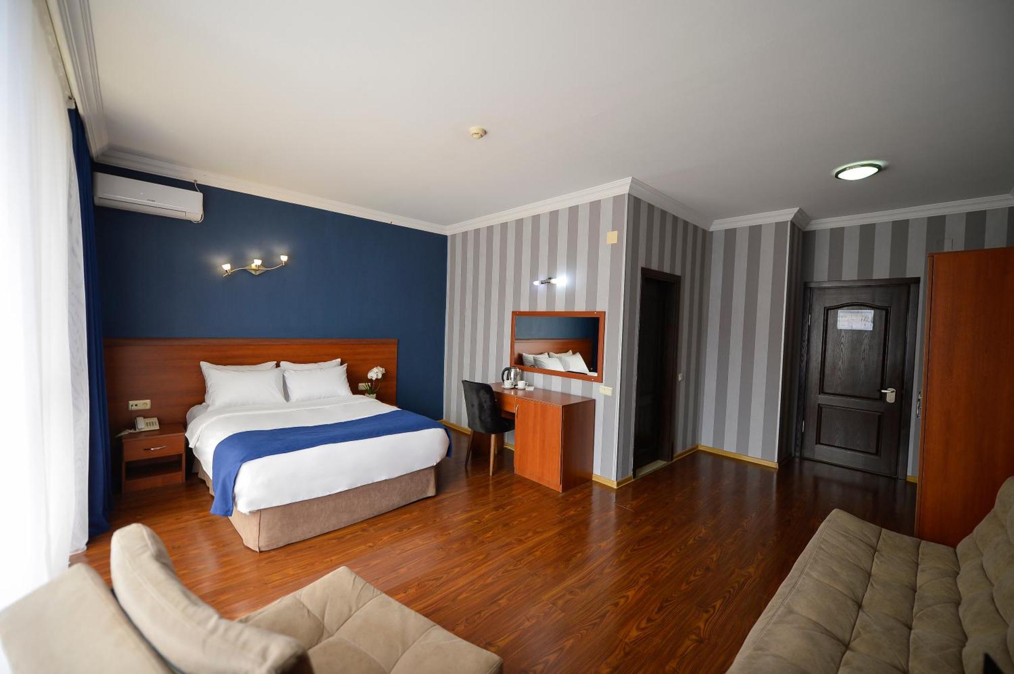 Aura Boutique Hotel バトゥーミ エクステリア 写真