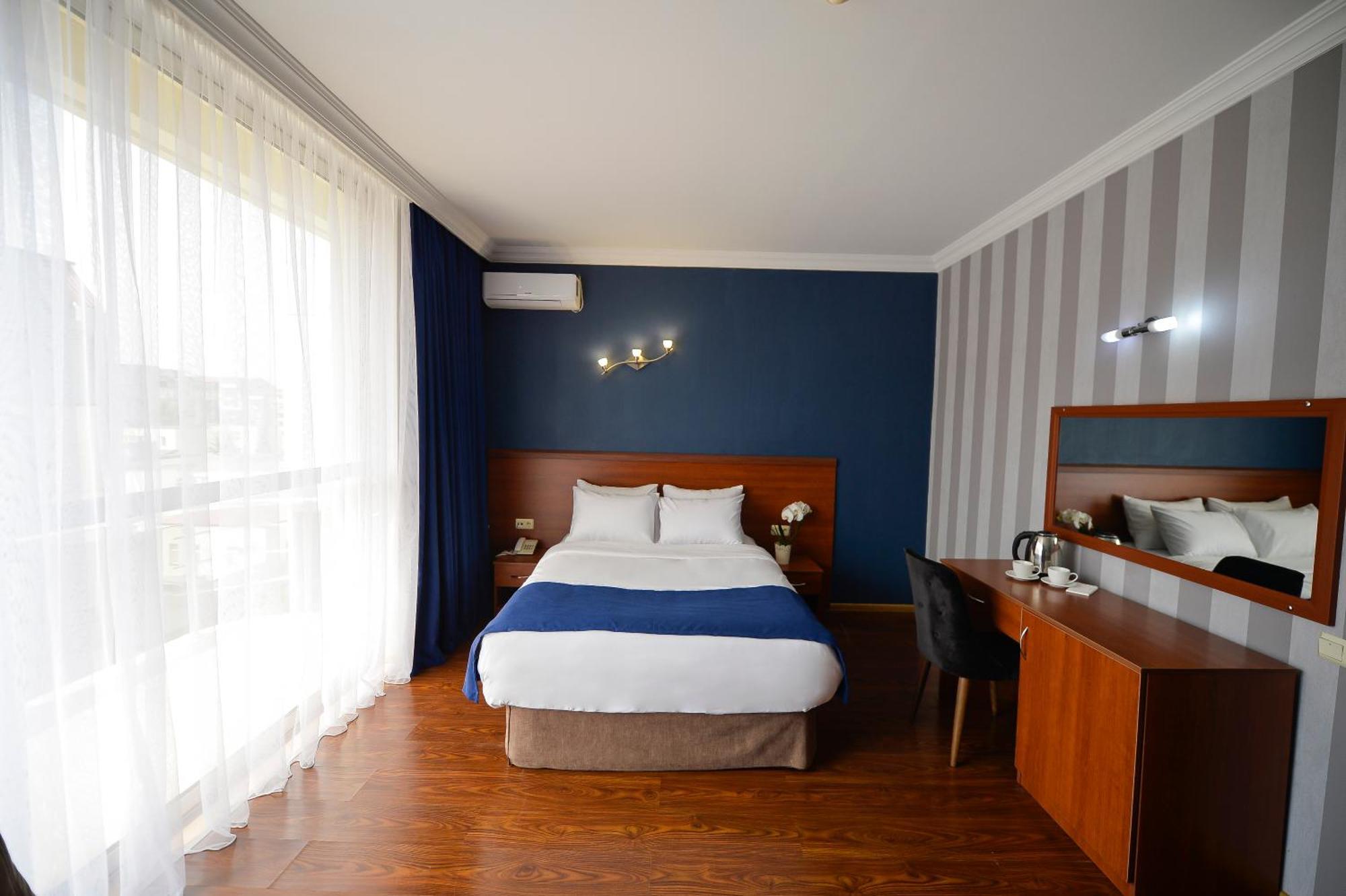 Aura Boutique Hotel バトゥーミ エクステリア 写真